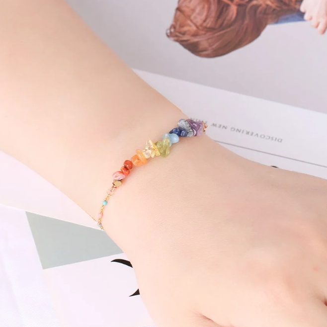 Bracciale sette chakra dorato con perle di pietra naturale