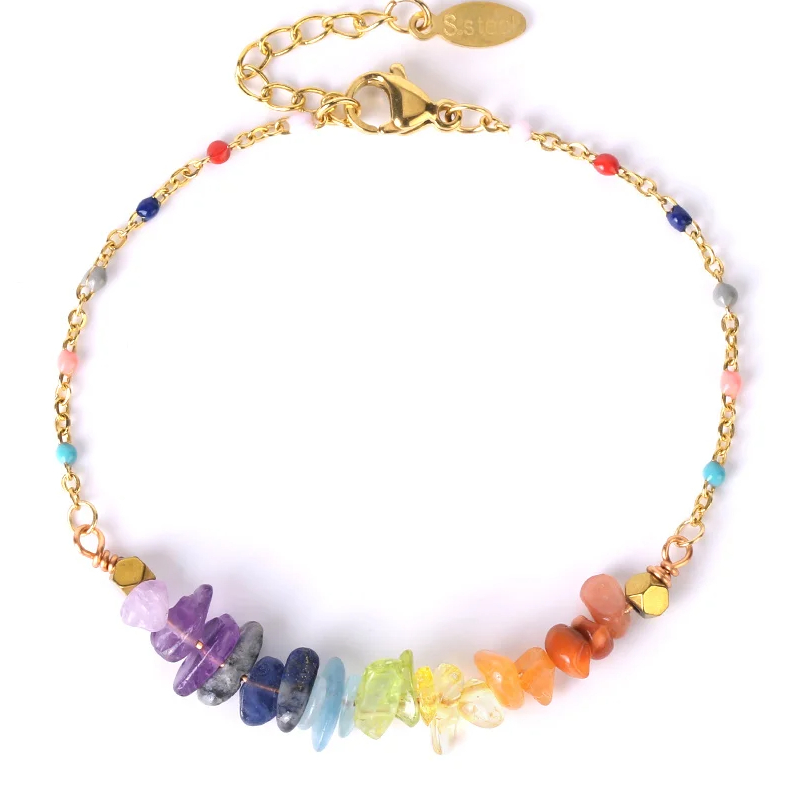 Bracciale sette chakra dorato con perle di pietra naturale su sfondo bianco