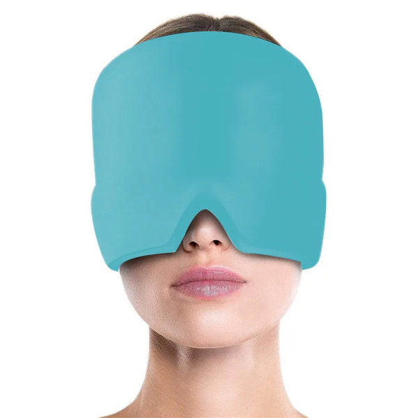 Berretto anti-emicrania freddo a compressione sul viso di una donna su sfondo bianco