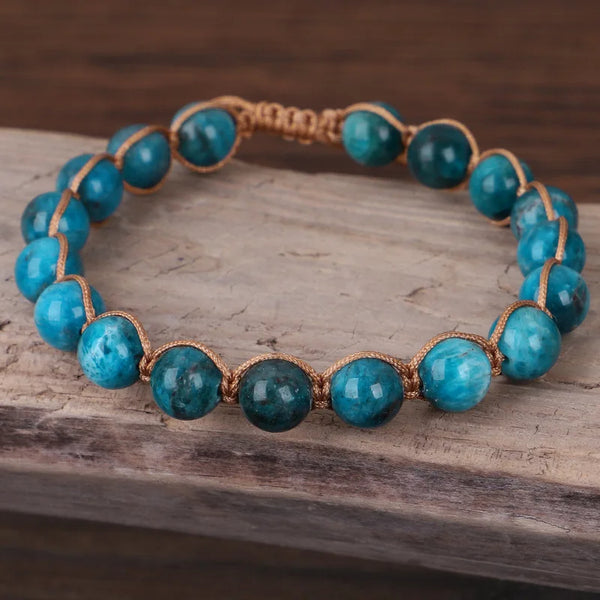 Bracciale in perle di apatite blu intrecciato a mano su legno