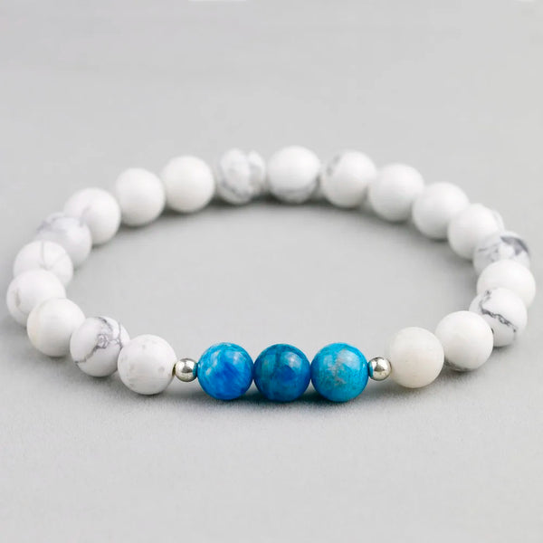 Bracciale in pietra naturale con perle di apatite e howlite su sfondo grigio