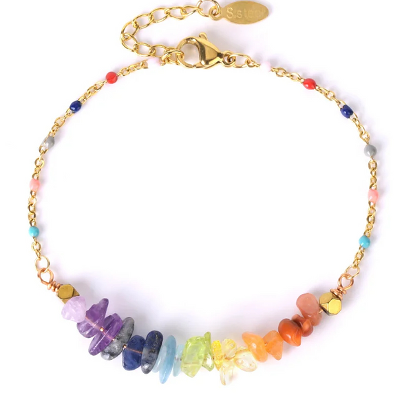 Bracciale sette chakra dorato con perle di pietra naturale su sfondo bianco
