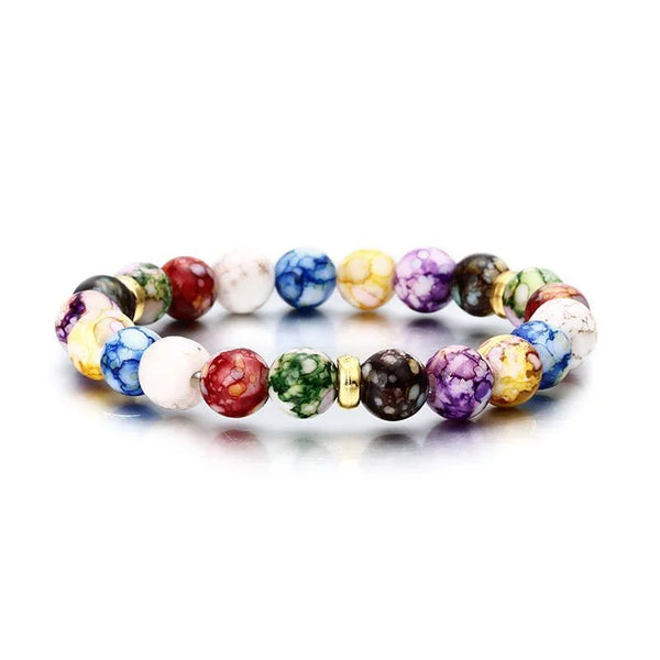 Bracciale sette chakra con perle in pietre naturali su sfondo bianco