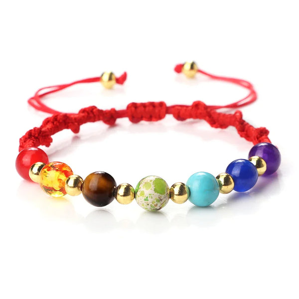 Bracciale sette chakra in pietra naturale con perle di rame su sfondo bianco