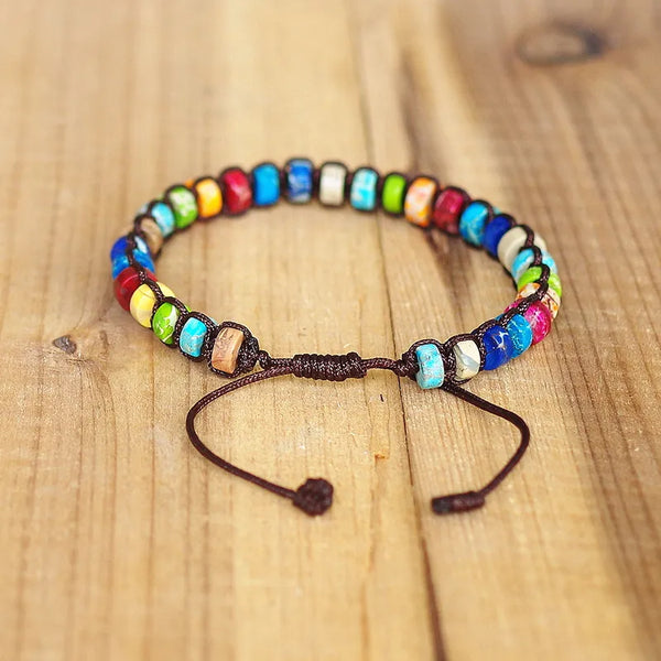 Bracciale sette chakra con pietre naturali in stile boemo su legno