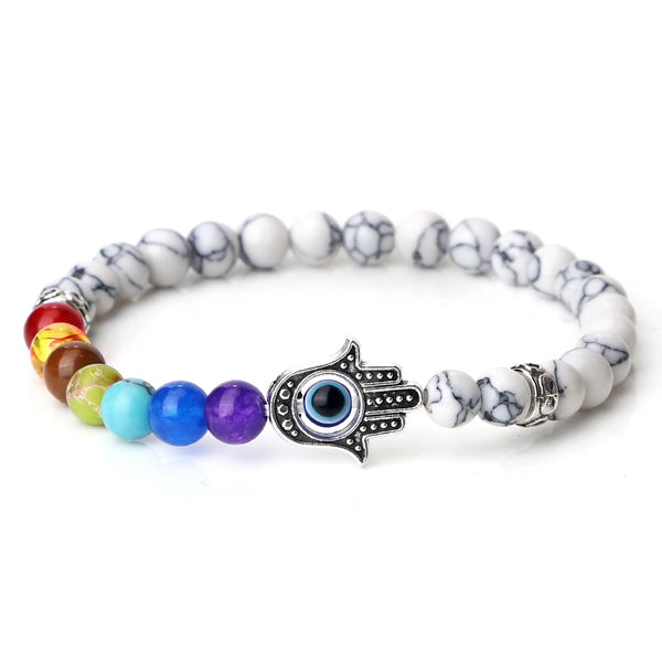 Bracciale setti chakra di stile vintage con perle di howlite su sfondo bianco