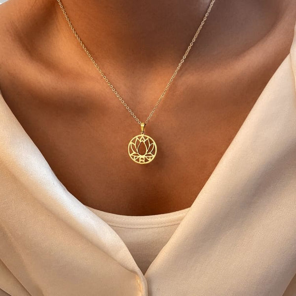 Collier ’Renouveau’ orné de Fleurs du cerisier