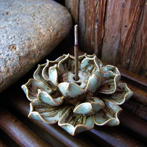 Porte encens en céramique ’ l’éclosion du Lotus ’